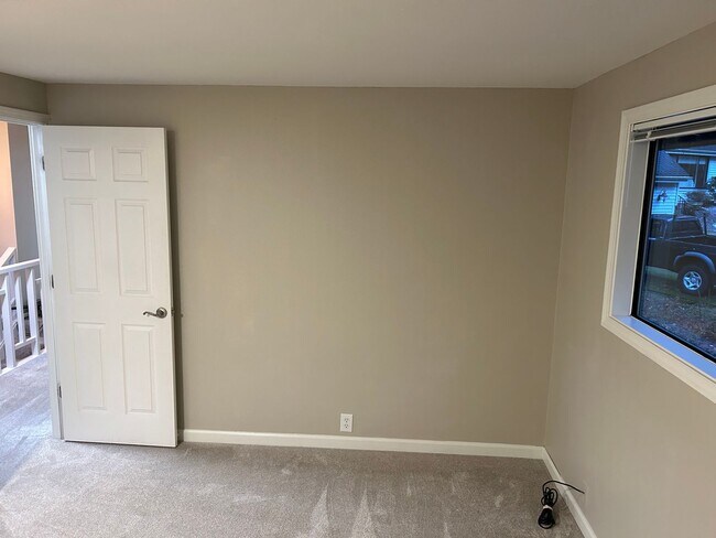 Building Photo - Lovely South Hills home, 4BD/3BA, Available early June!