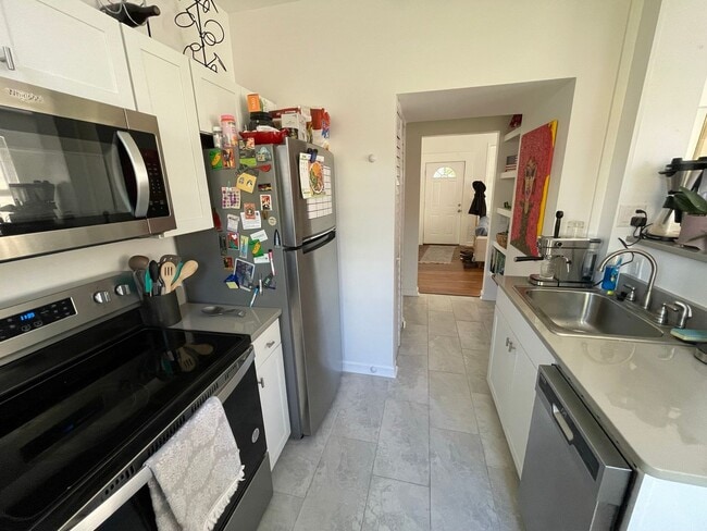 Building Photo - *REDUCED!!* BEAUTIFUL HOME- AVAILABLE Augu...