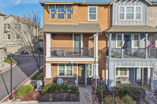 Building Photo - Beautiful Corner-Unit Townhome Near Downtown – 4 Bed | 3 baths