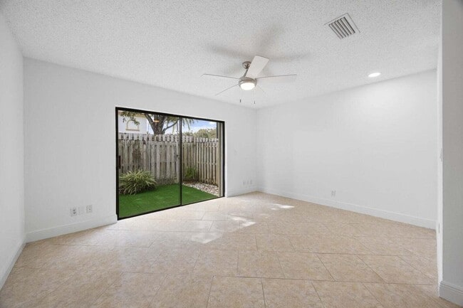 Building Photo - 406 N Cypress Dr