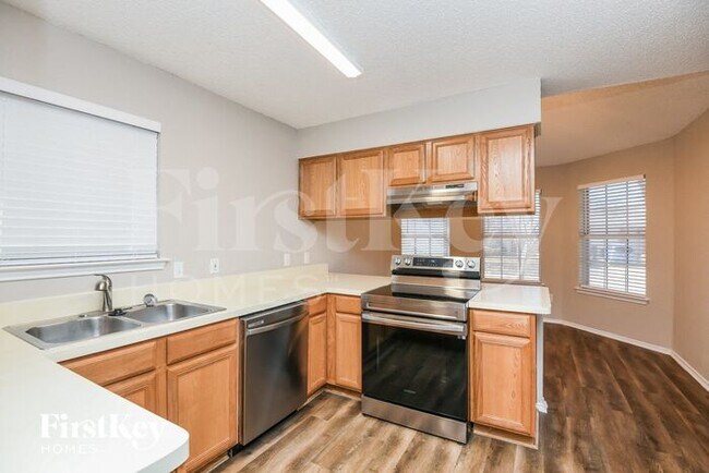 Building Photo - 609 Hollyberry Dr
