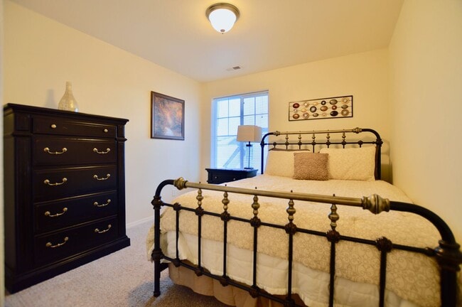 Building Photo - 1094 Longbow Ln