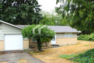 Building Photo - Updated 2 Bedroom Duplex with Garage and P...
