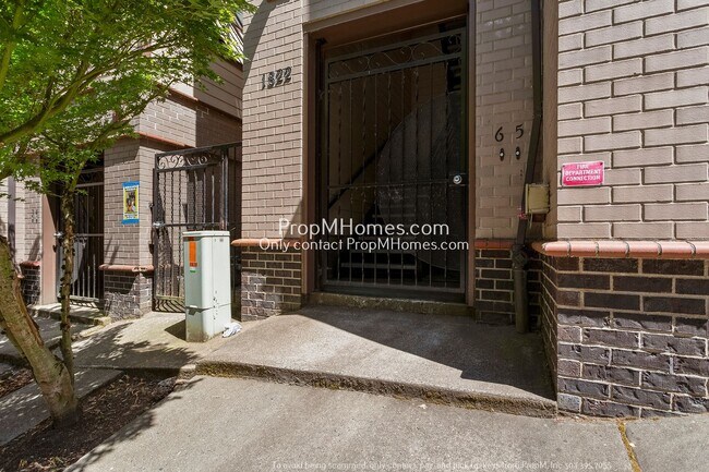 Building Photo - Two-Bedroom End Unit Condo in Goose Hollow! DEPOSIT SPECIAL