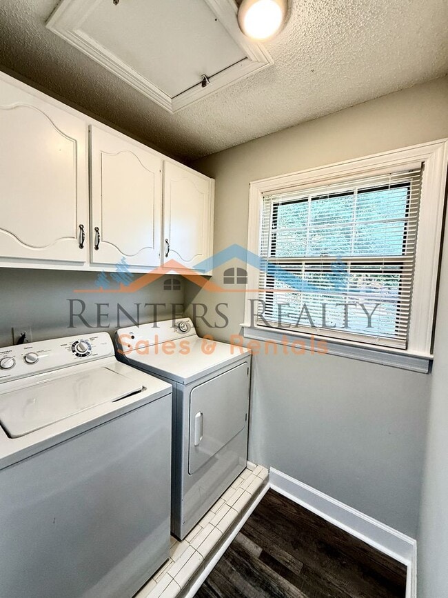 Building Photo - Beautifully Updated Condo Available Now!