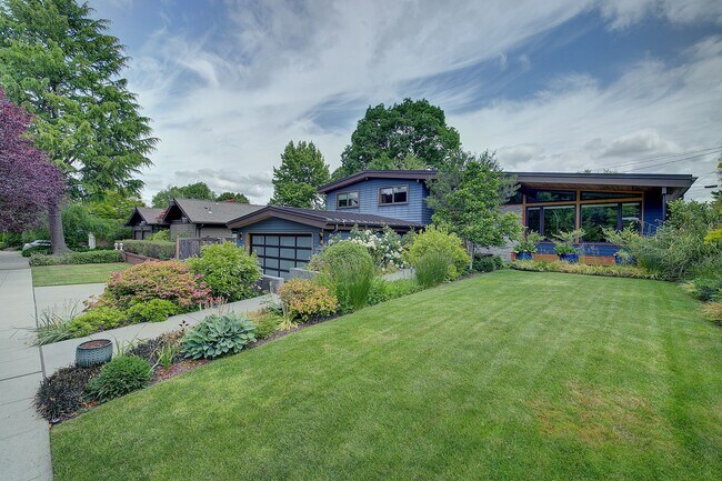Building Photo - 4Bd/2.5Ba Seattle Home