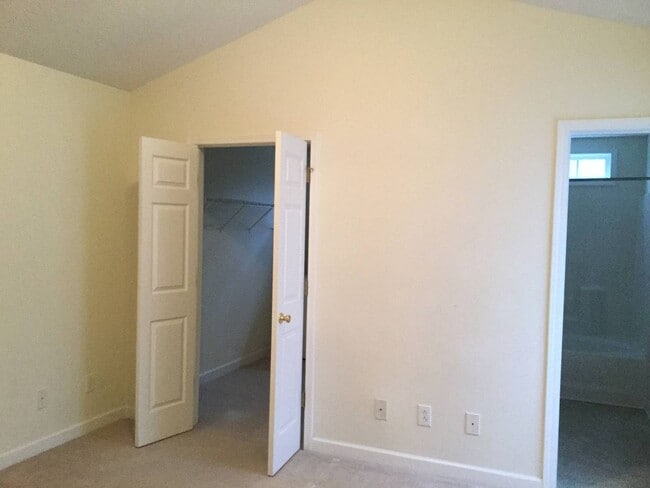 Building Photo - Duplex in desired New Bern