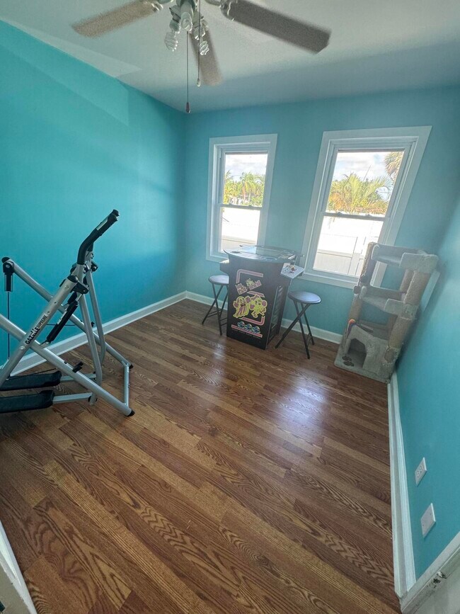 Building Photo - 1322 N M St