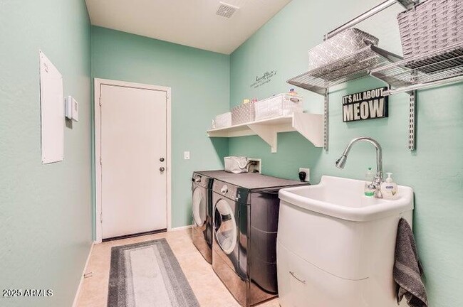 Building Photo - 2938 E Quiet Hollow Ln