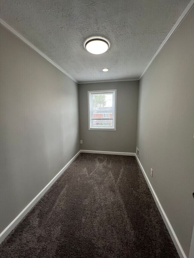 Building Photo - 3 Bedroom Townhome with Parking