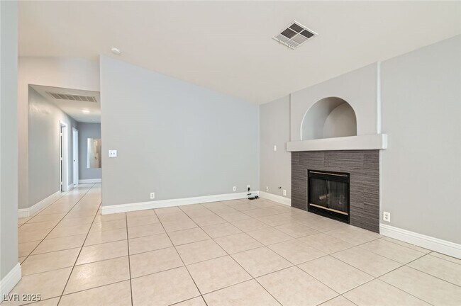 Building Photo - 924 Clubview Dr