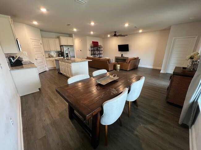 Building Photo - 8026 Burnside Lp