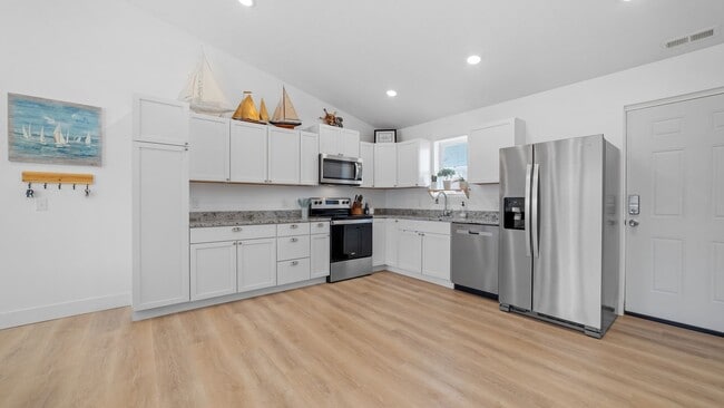 Building Photo - Introducing a charming 2-bedroom, 1-bathro...