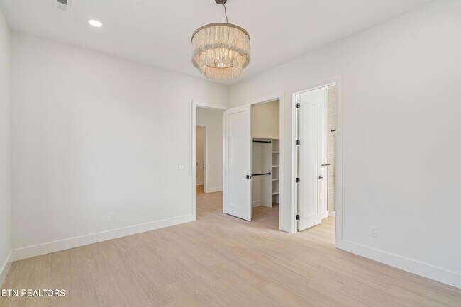 Building Photo - 7826 S Northshore Dr