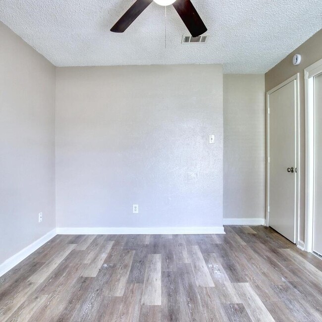Building Photo - 3901 Royal Crest Dr