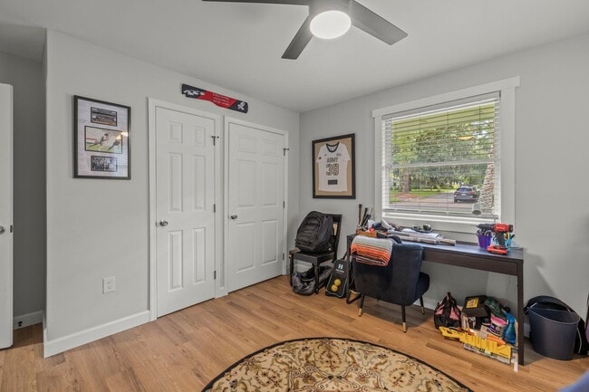 Building Photo - BEAUTIFULLY REMODELED, CONVIENENTLY LOCATE...