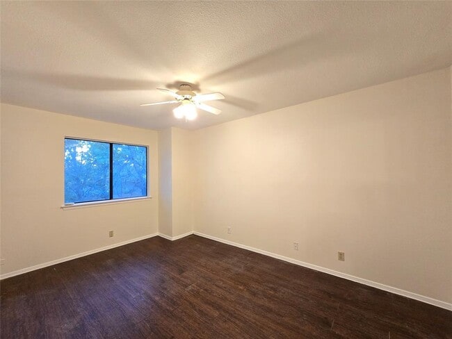 Building Photo - 1305 Dobie Dr