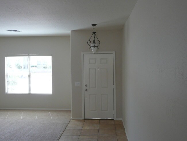 Building Photo - 1302 E Beth Dr