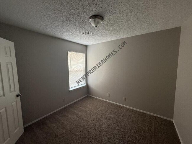 Building Photo - 1533 E 67th Pl