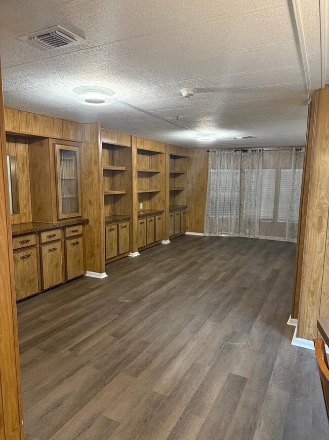 Building Photo - 11621 Venetian Ave