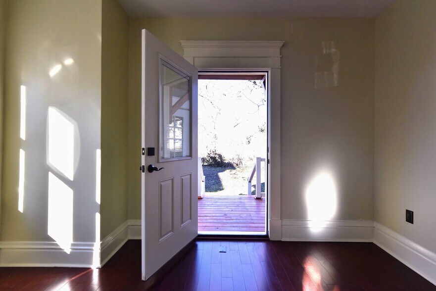 Building Photo - 240 E Duncan St