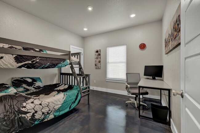 Building Photo - 108 S Thomas Cv