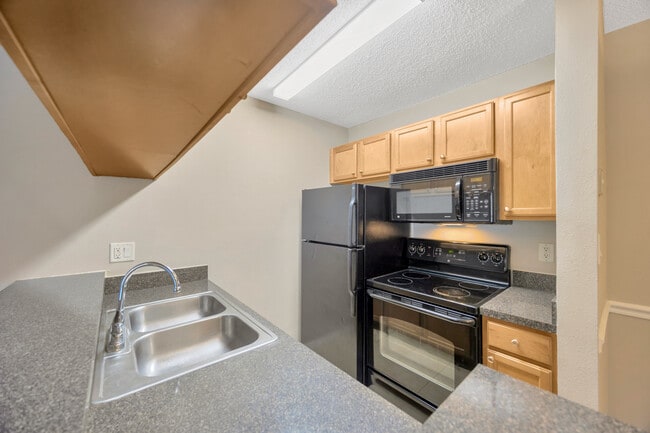 Building Photo - Lake Parsons Green