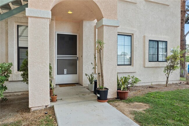 Building Photo - 4861 S Torrey Pines Dr