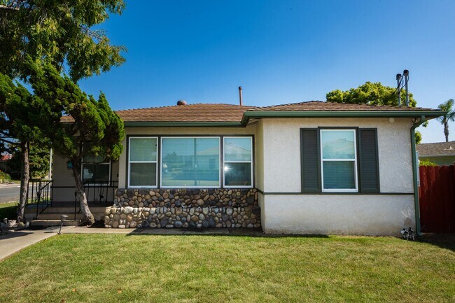 Building Photo - 3BR/2BA home with bonus room & additional ...