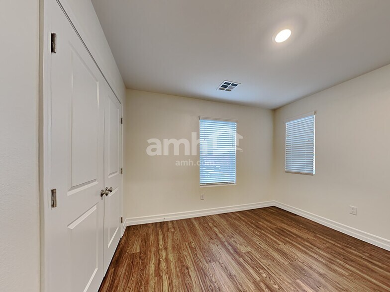 Building Photo - 5803 Petronius St