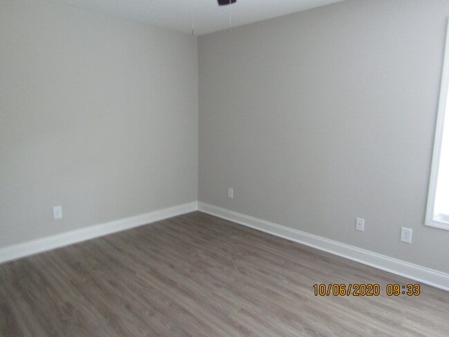 Building Photo - 108 Blue St