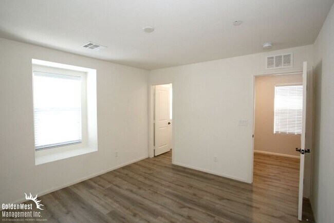 Building Photo - Bright & Stylish 3Bdm 2.5Ba Home in Henderson