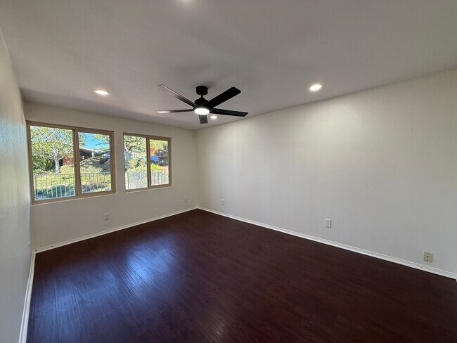 Building Photo - Ventura Hillside Beauty with 3 bedrooms, a...