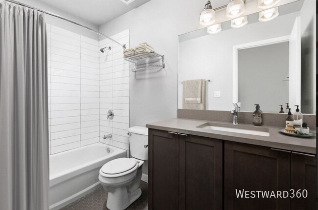 Building Photo - 121 N Green St