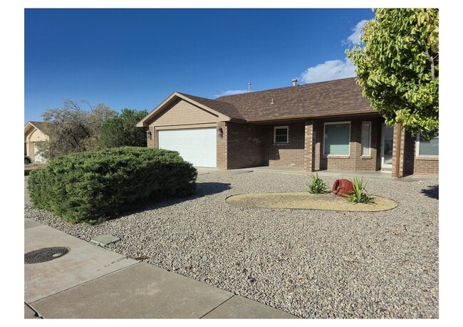 Primary Photo - Spacious 3 bed/2 bath home in desired neig...