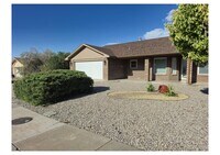 Building Photo - Spacious 3 bed/2 bath home in desired neig...