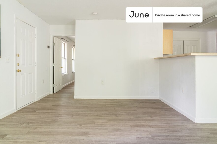Building Photo - Private bedroom in 3 bed/2 bath Home