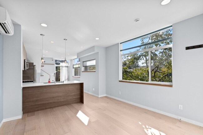 Building Photo - 2Bd/1.75Ba Seattle Townhouse