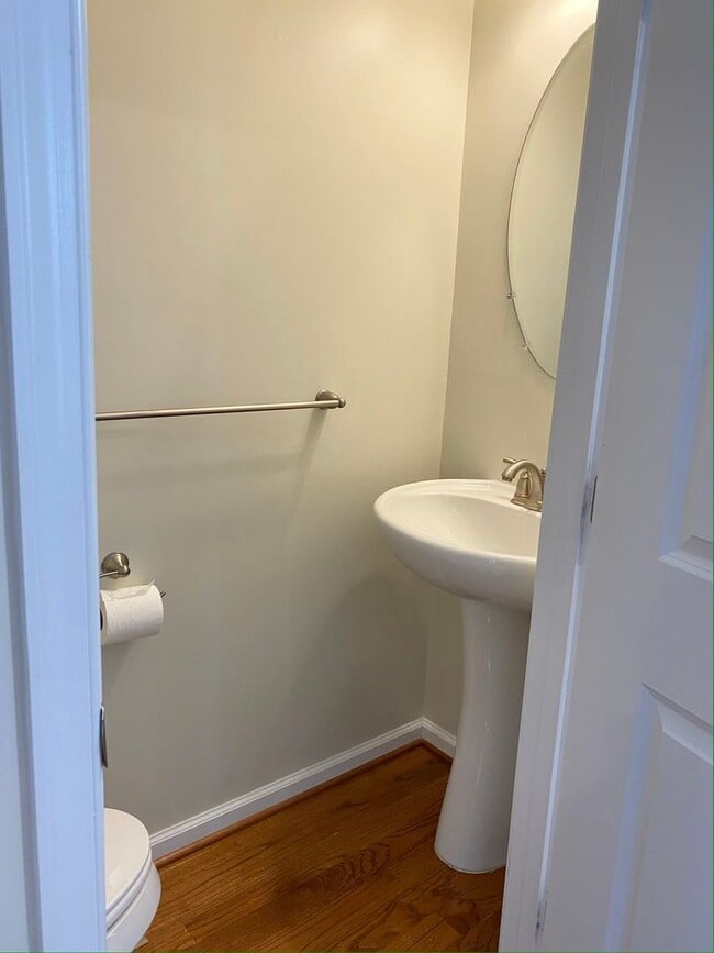 Building Photo - Gorgeous 4-Bed Townhome located in North W...