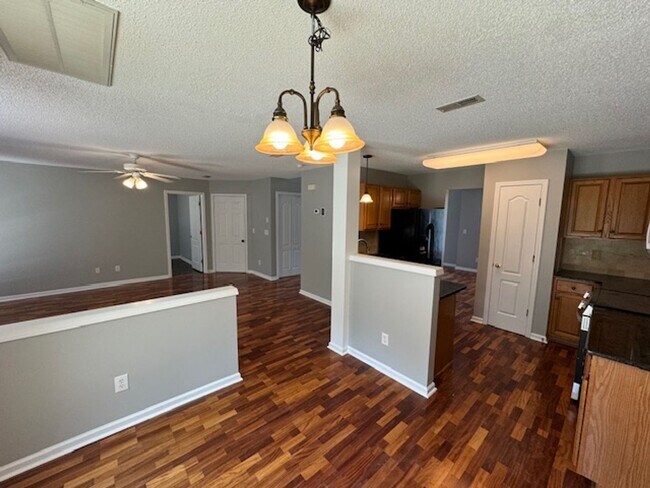 Building Photo - Pre-lease now for August!