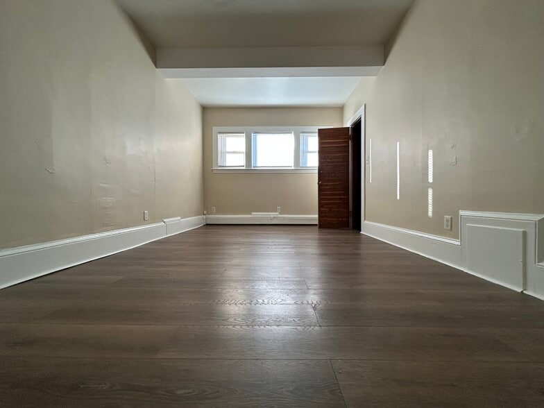 Building Photo - 909 Centre St