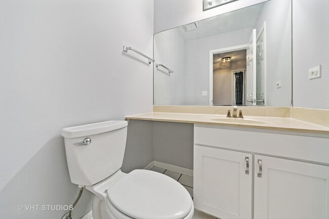 Building Photo - 450 Valley Dr