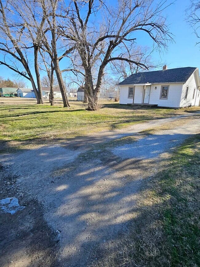 Lot - 325 E Avenue C