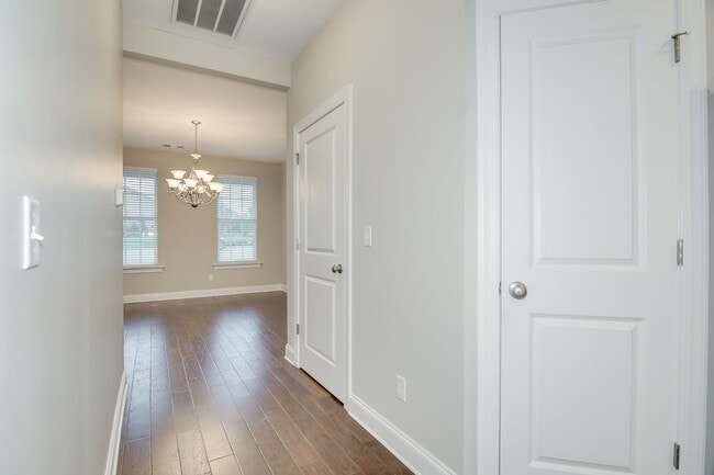 Building Photo - 4 Bedroom 2.5 Bath Canterbury Farms