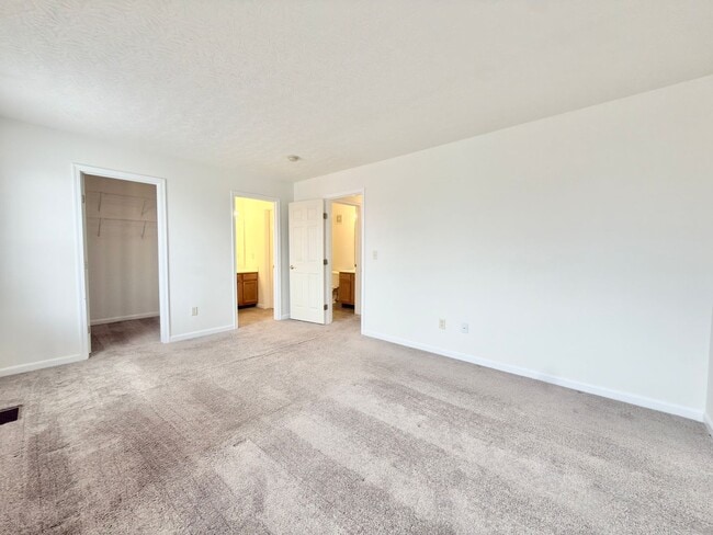 Building Photo - 3-bedroom, 2-bathroom home located in Cincinnati offering a functional layout and practical ameni...