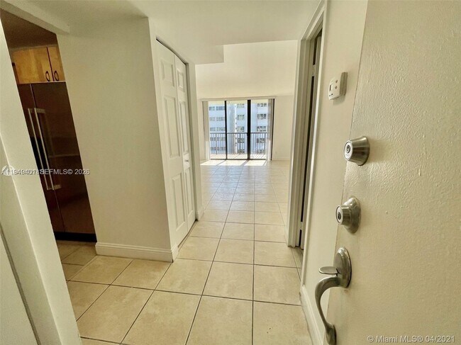 Building Photo - 1800 Collins Ave