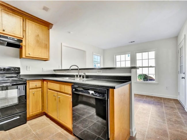 Building Photo - 305 S Calhoun St