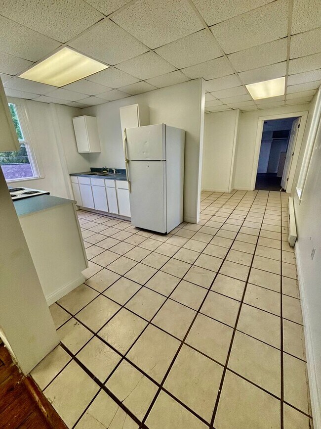 Building Photo - For Rent: Downtown 1 Bedroom Apartment – $850/month