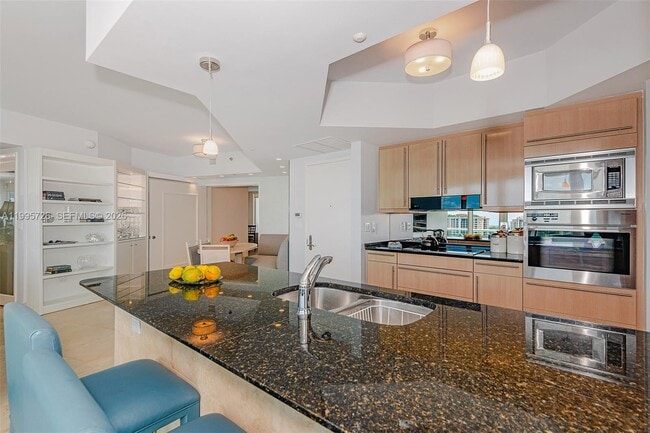 Building Photo - 1000 South Pointe Dr