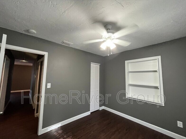 Building Photo - 4715 W Knights Ave